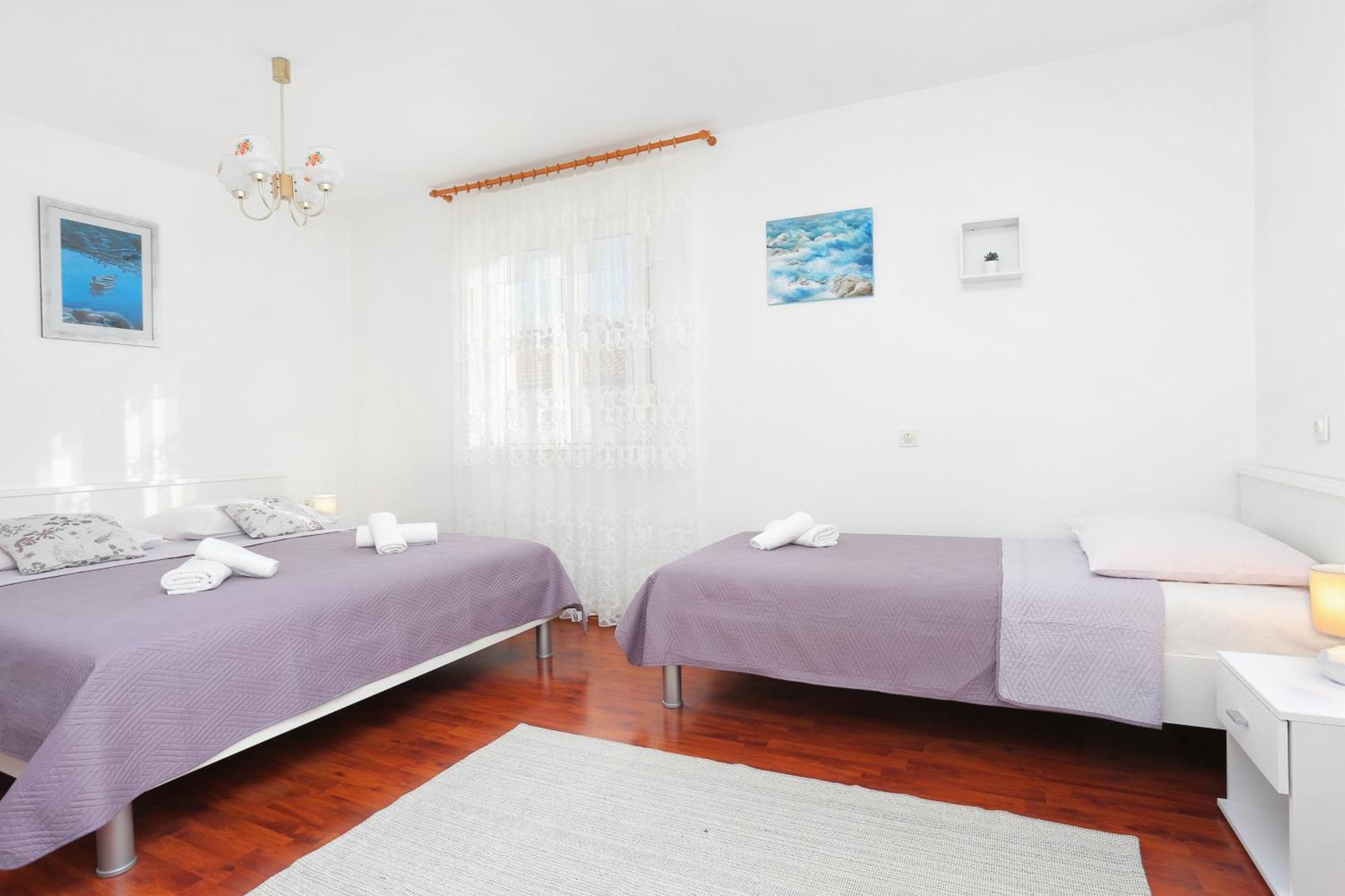 Apartments And Rooms With Parking Space Kastel Stafilic, Kastela - 18673 الغرفة الصورة